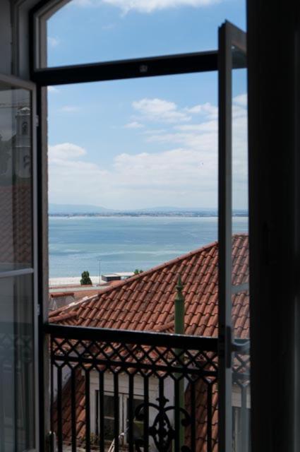 Downtown Alfama & Me Apartment Lisbon Bagian luar foto